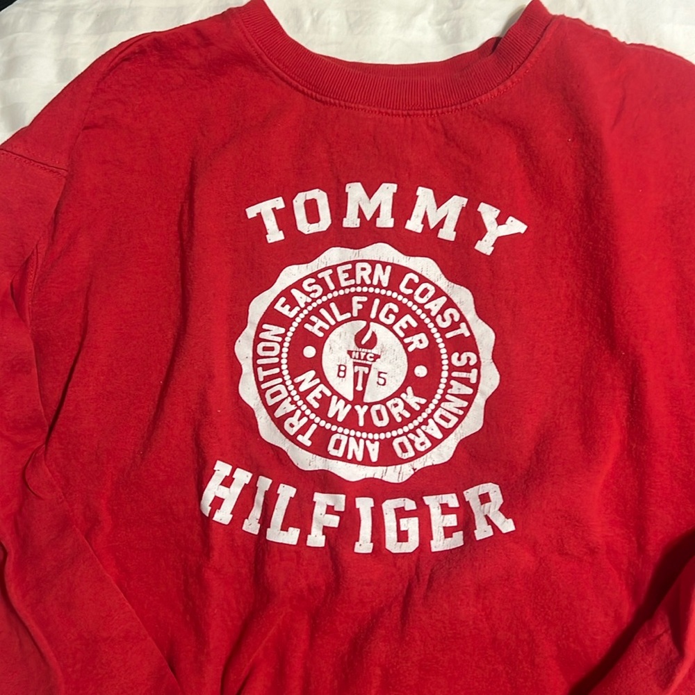 Red Tommy sweatshirt good condition